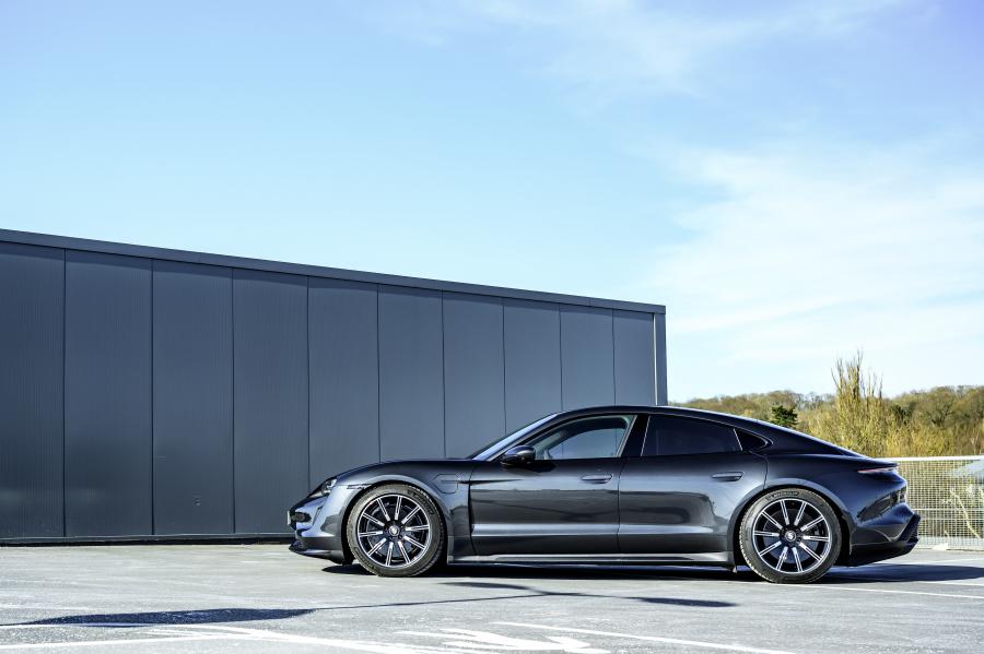  Porsche Taycan Turbo 2020 года  (UK) (фото 14 из 40)